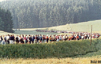 Der lange Pilgerzug im trostlosen Tal