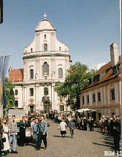 Gespanntes Warten auf die Pilger, Basilika