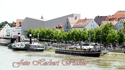 Museum im Hintergrund