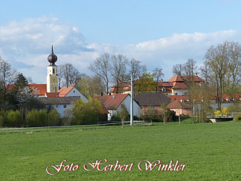 Kfering Kirche mit Schloss