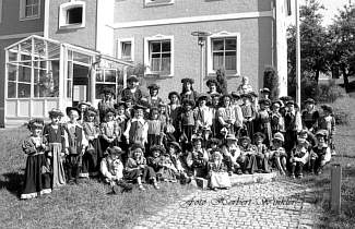 Kindergarten im Festkleid