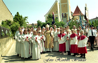 Ministranten mit Bischof Manfred