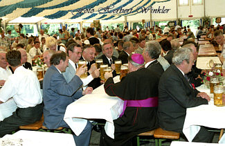 Eine Mass mit dem Bischof trinklen